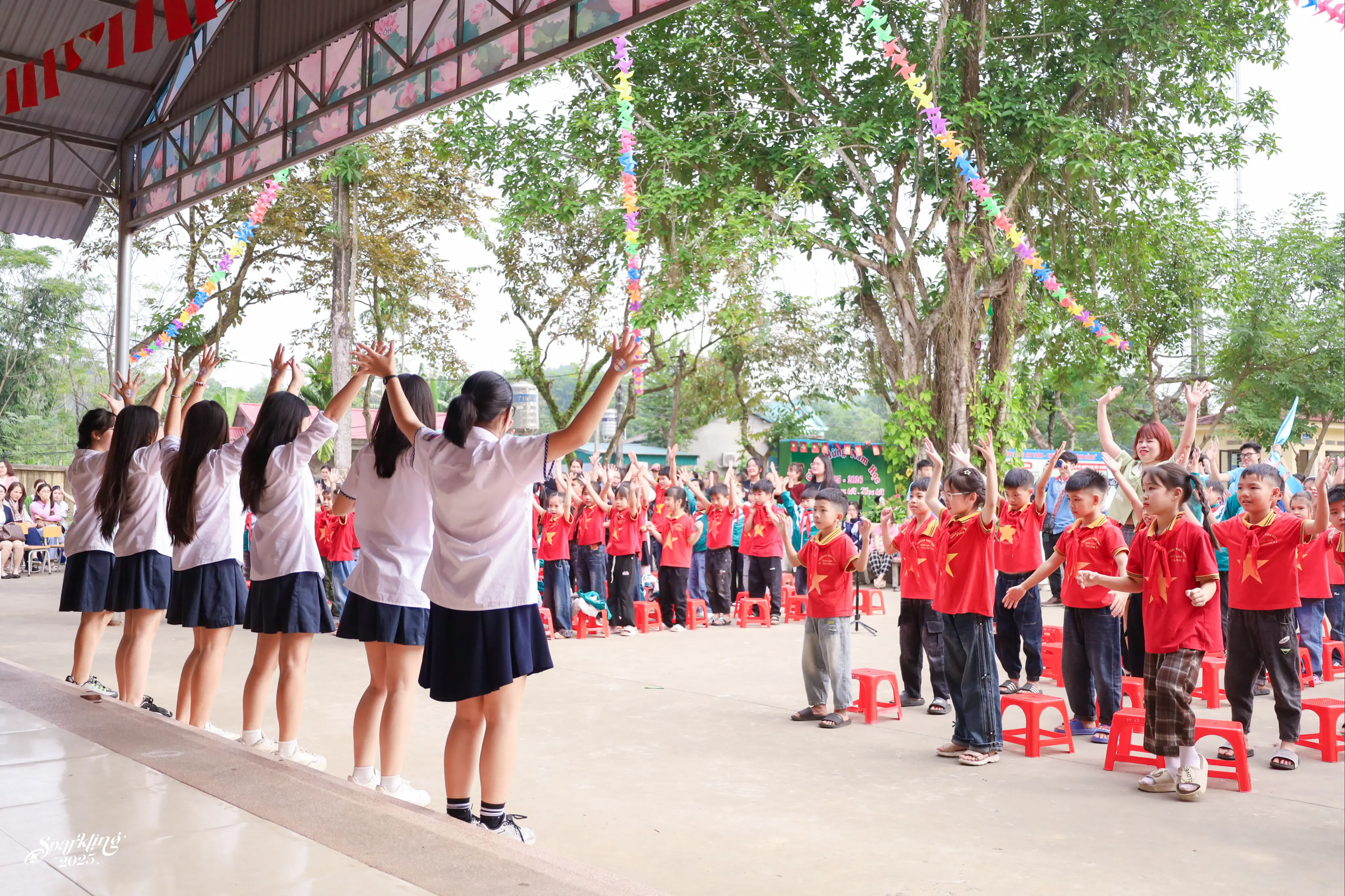 Tập thể lớp 11 Anh 1 và Chuolingo